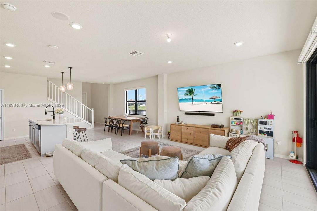 Recently Sold: $817,000 (4 beds, 3 baths, 2130 Square Feet)