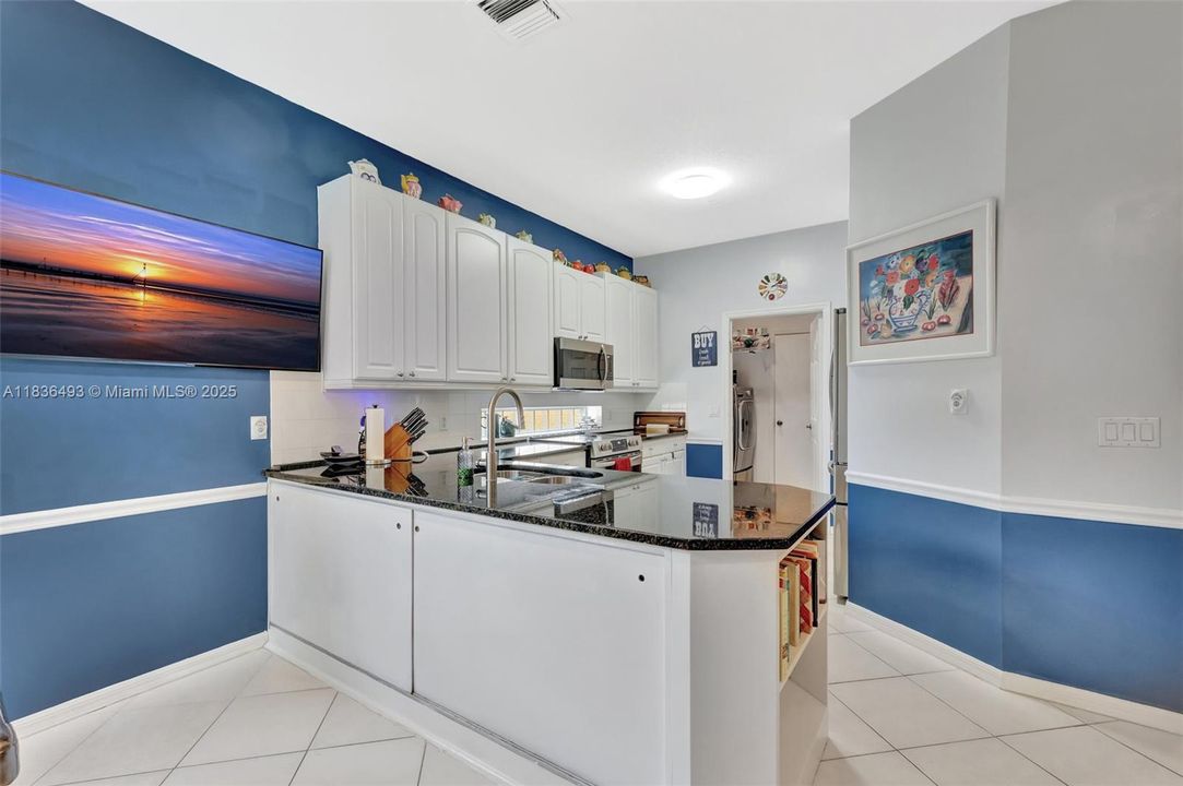 待售: $295,000 (2 贝兹, 2 浴室, 1573 平方英尺)