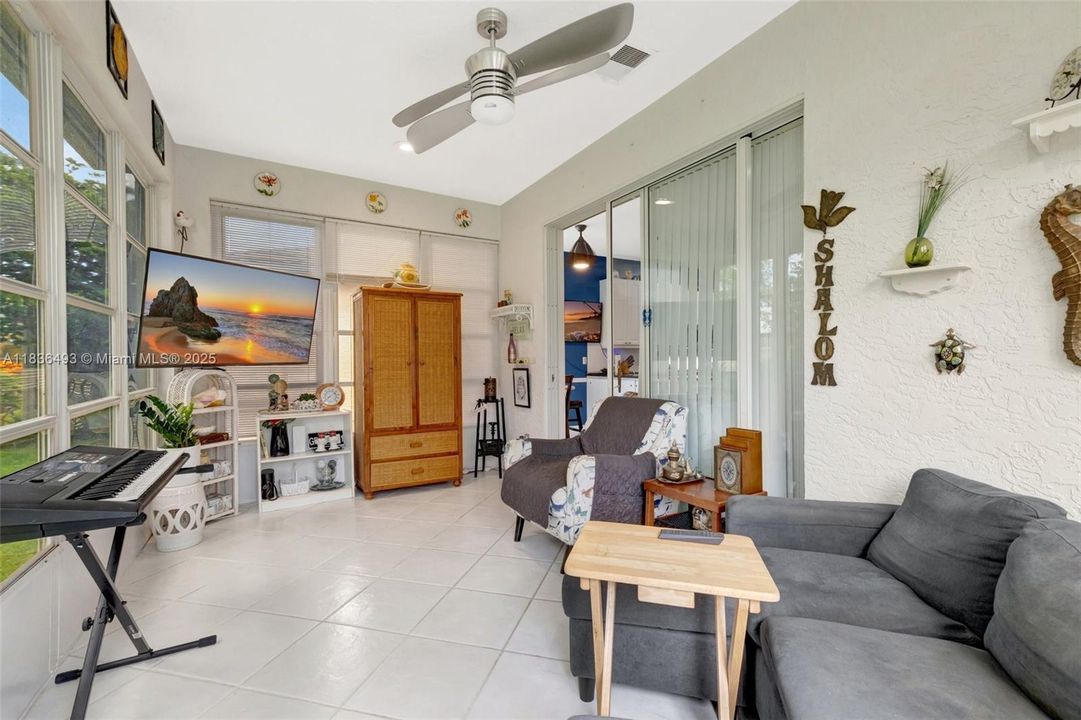 待售: $295,000 (2 贝兹, 2 浴室, 1573 平方英尺)