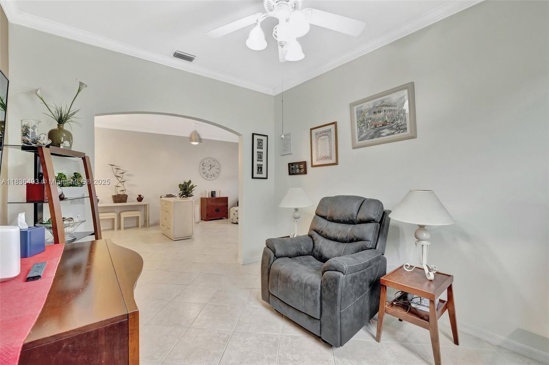 待售: $295,000 (2 贝兹, 2 浴室, 1573 平方英尺)