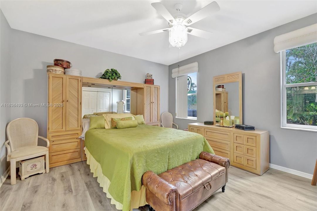 待售: $295,000 (2 贝兹, 2 浴室, 1573 平方英尺)