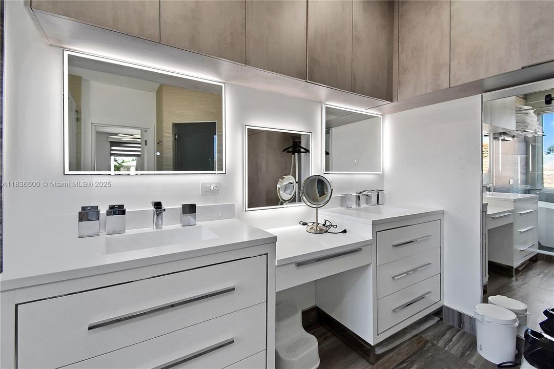 Active With Contract: $2,800,000 (4 beds, 4 baths, 3946 Square Feet)