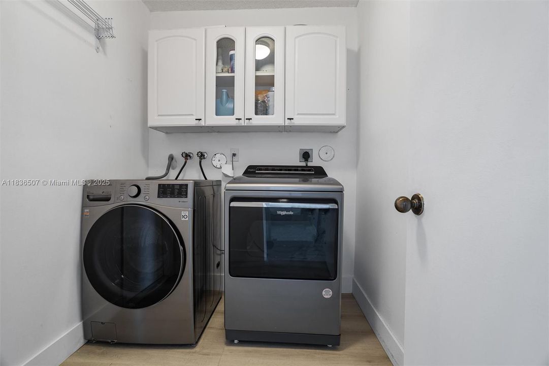 Active With Contract: $1,199,000 (5 beds, 4 baths, 2798 Square Feet)