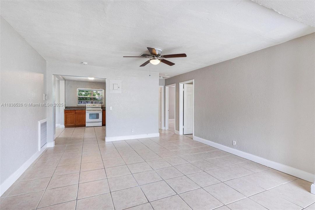 Vendido Recientemente: $365,000 (2 camas, 1 baños, 1001 Pies cuadrados)