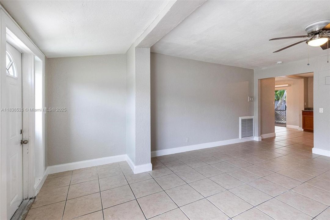 Vendido Recientemente: $365,000 (2 camas, 1 baños, 1001 Pies cuadrados)