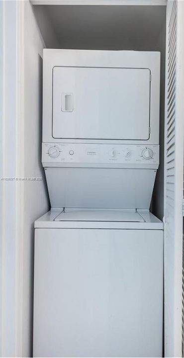 For Sale: $760,000 (2 beds, 2 baths, 1120 Square Feet)