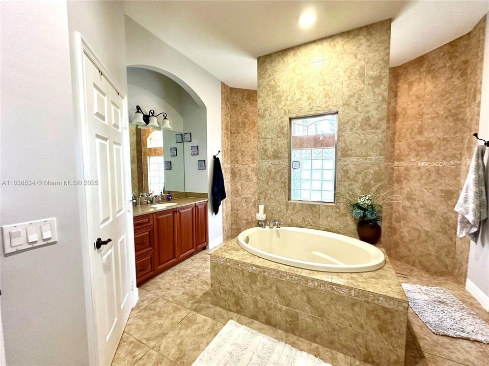 For Sale: $980,000 (4 beds, 3 baths, 3118 Square Feet)