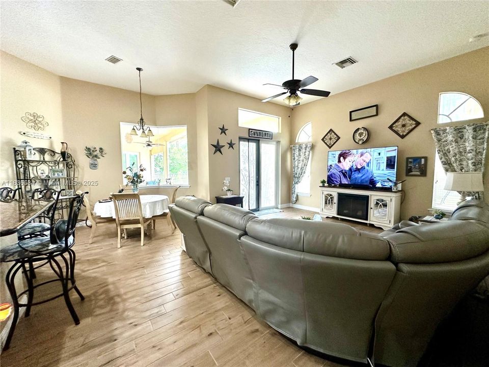 For Sale: $980,000 (4 beds, 3 baths, 3118 Square Feet)