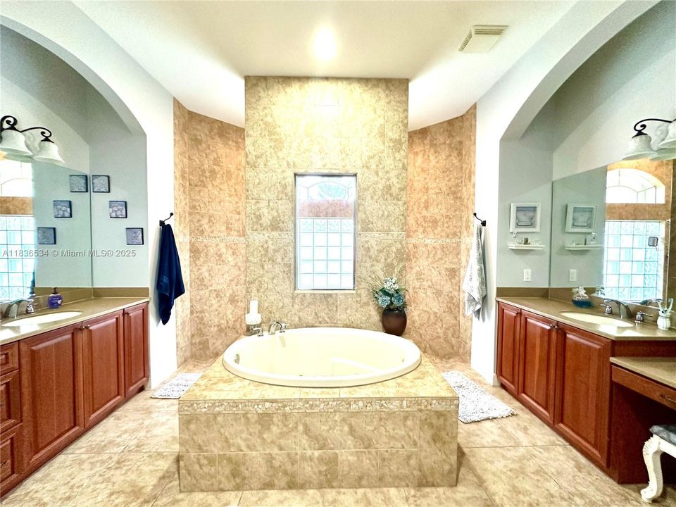 For Sale: $980,000 (4 beds, 3 baths, 3118 Square Feet)