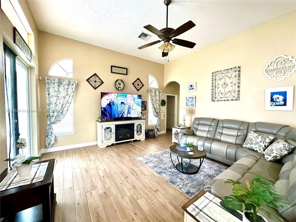 For Sale: $980,000 (4 beds, 3 baths, 3118 Square Feet)