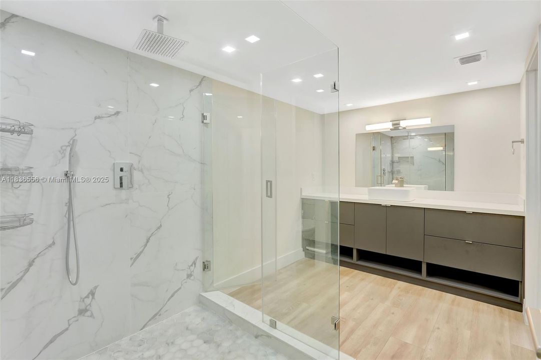 合同活跃: $1,795,000 (2 贝兹, 2 浴室, 1782 平方英尺)