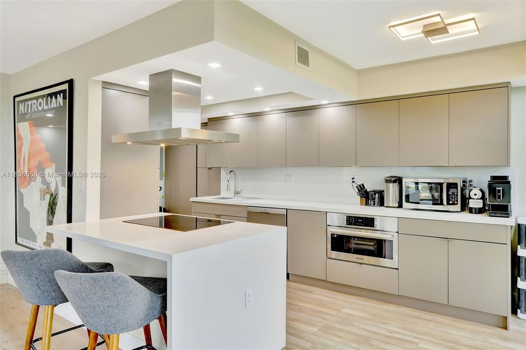 合同活跃: $1,795,000 (2 贝兹, 2 浴室, 1782 平方英尺)