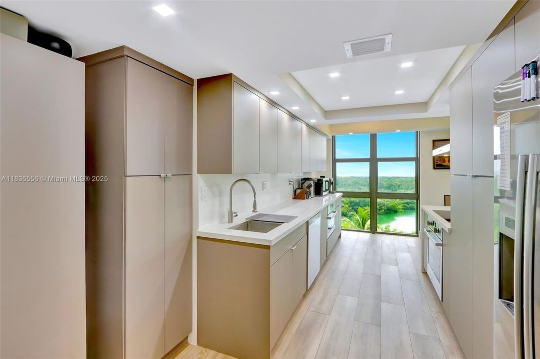 合同活跃: $1,795,000 (2 贝兹, 2 浴室, 1782 平方英尺)