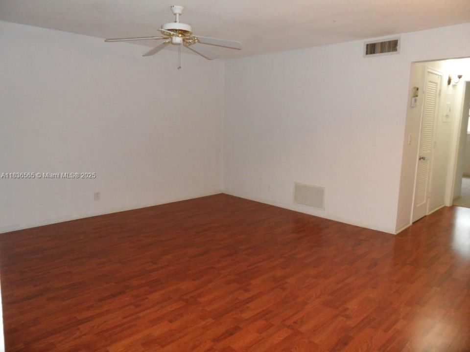 Recientemente alquilado: $1,600 (1 camas, 1 baños, 641 Pies cuadrados)