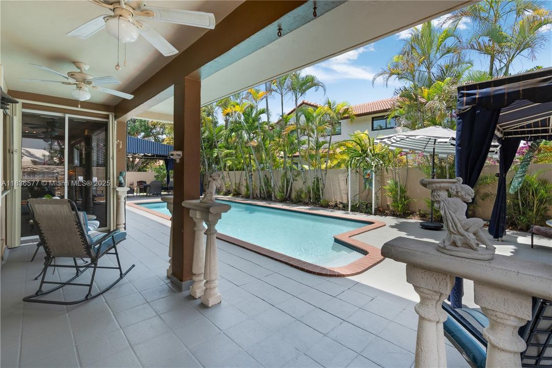 Recently Sold: $980,000 (5 beds, 3 baths, 3621 Square Feet)