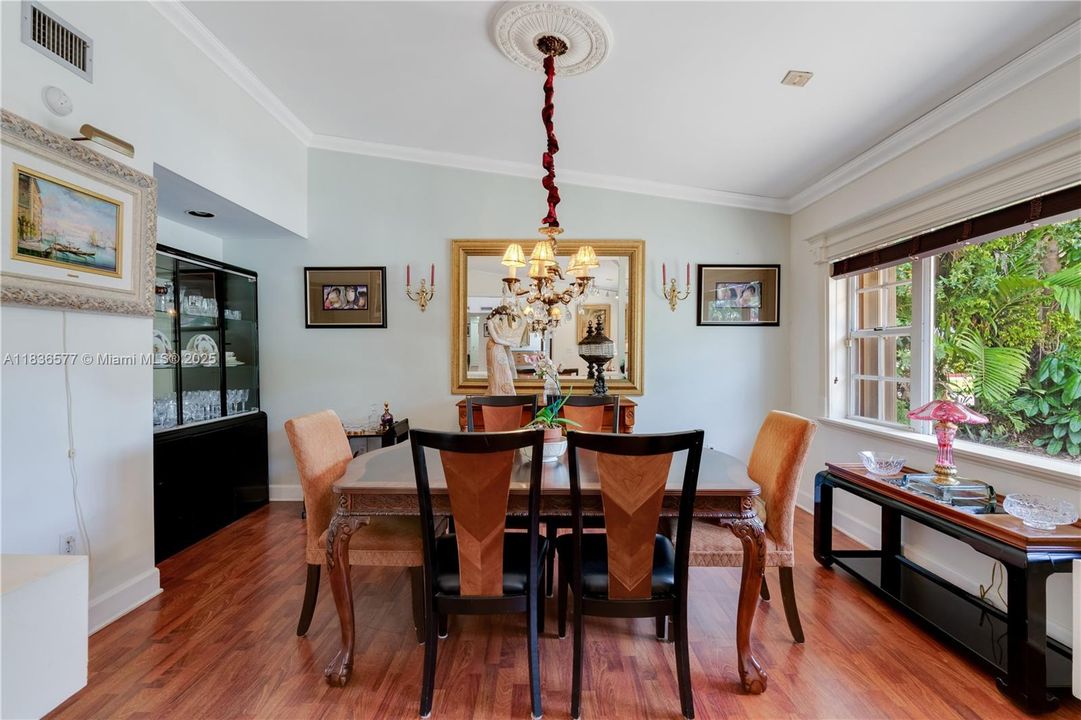 Recently Sold: $980,000 (5 beds, 3 baths, 3621 Square Feet)