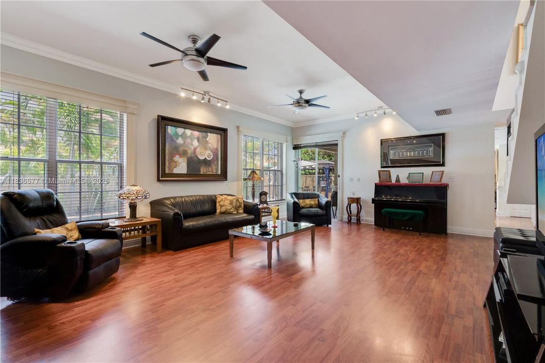 Recently Sold: $980,000 (5 beds, 3 baths, 3621 Square Feet)