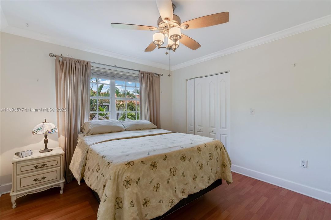 Recently Sold: $980,000 (5 beds, 3 baths, 3621 Square Feet)