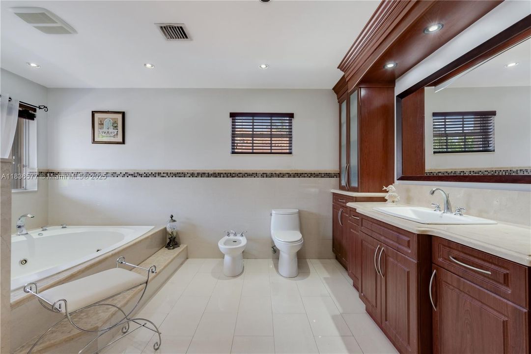 Recently Sold: $980,000 (5 beds, 3 baths, 3621 Square Feet)