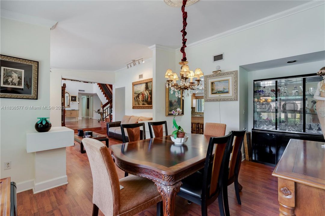 Recently Sold: $980,000 (5 beds, 3 baths, 3621 Square Feet)