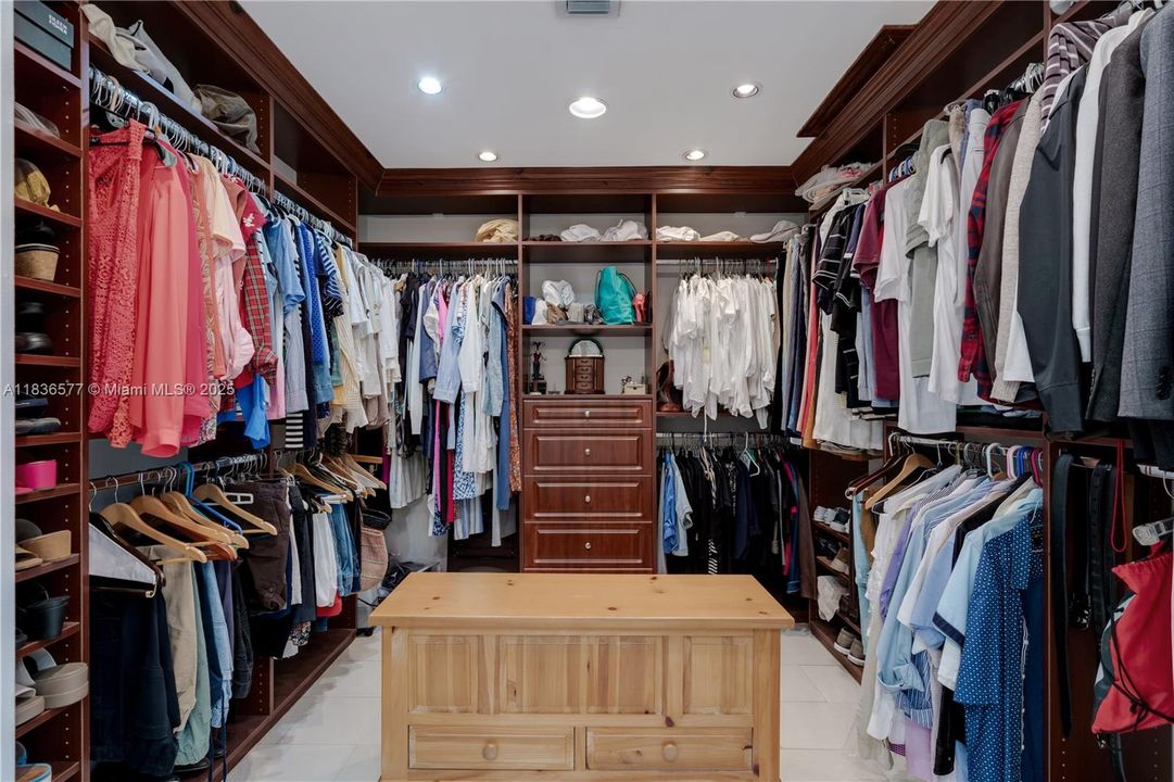 Recently Sold: $980,000 (5 beds, 3 baths, 3621 Square Feet)