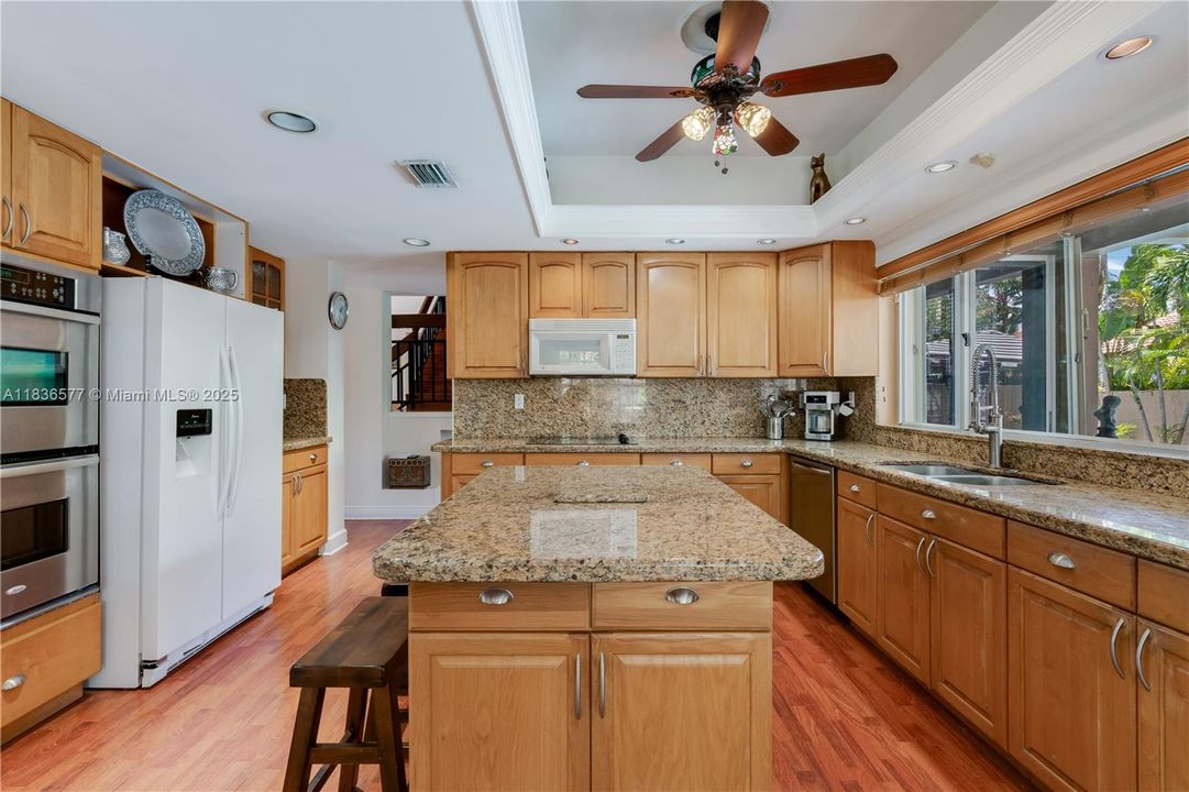 Recently Sold: $980,000 (5 beds, 3 baths, 3621 Square Feet)