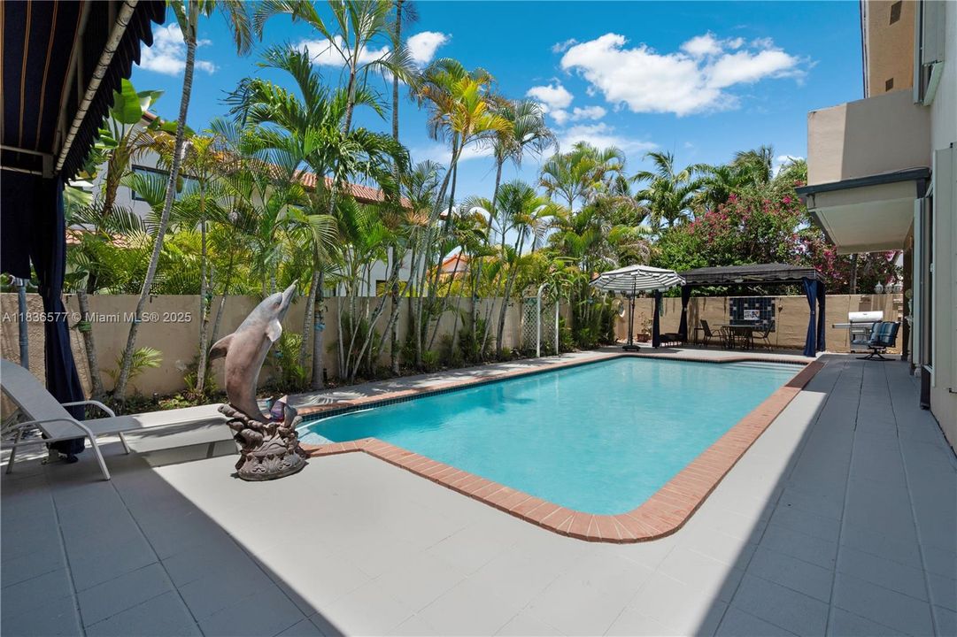 Recently Sold: $980,000 (5 beds, 3 baths, 3621 Square Feet)