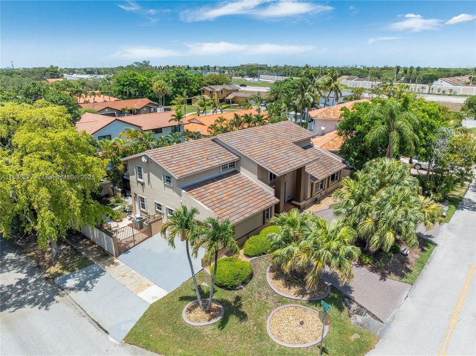 Recently Sold: $980,000 (5 beds, 3 baths, 3621 Square Feet)