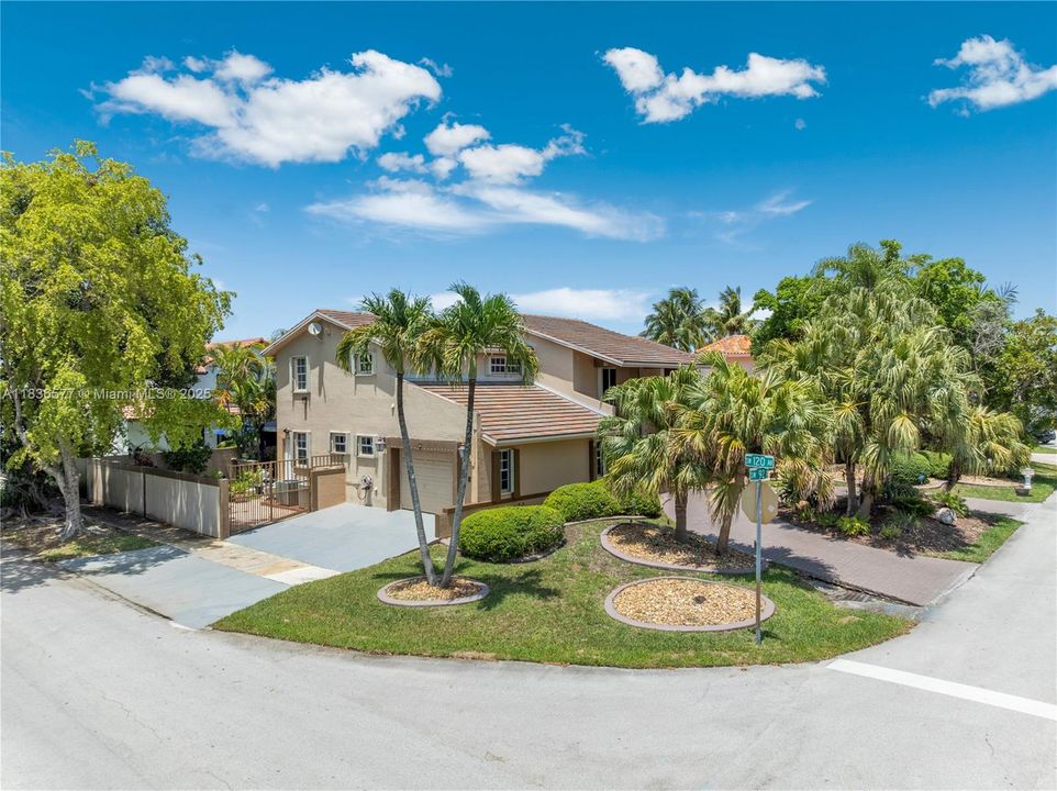 Recently Sold: $980,000 (5 beds, 3 baths, 3621 Square Feet)