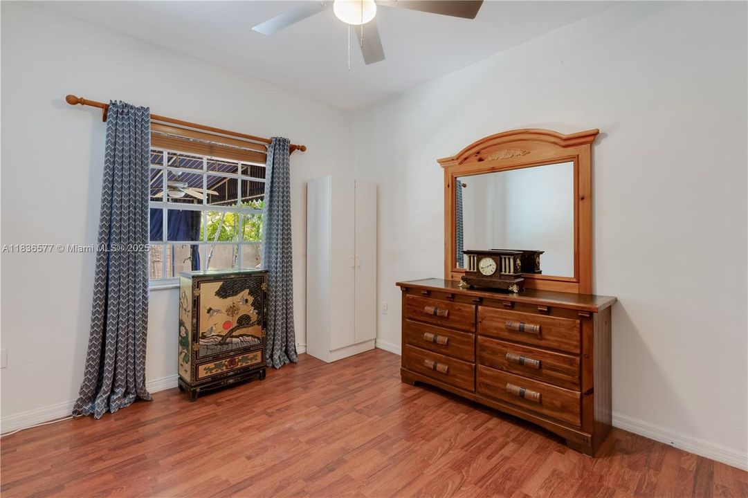 Recently Sold: $980,000 (5 beds, 3 baths, 3621 Square Feet)