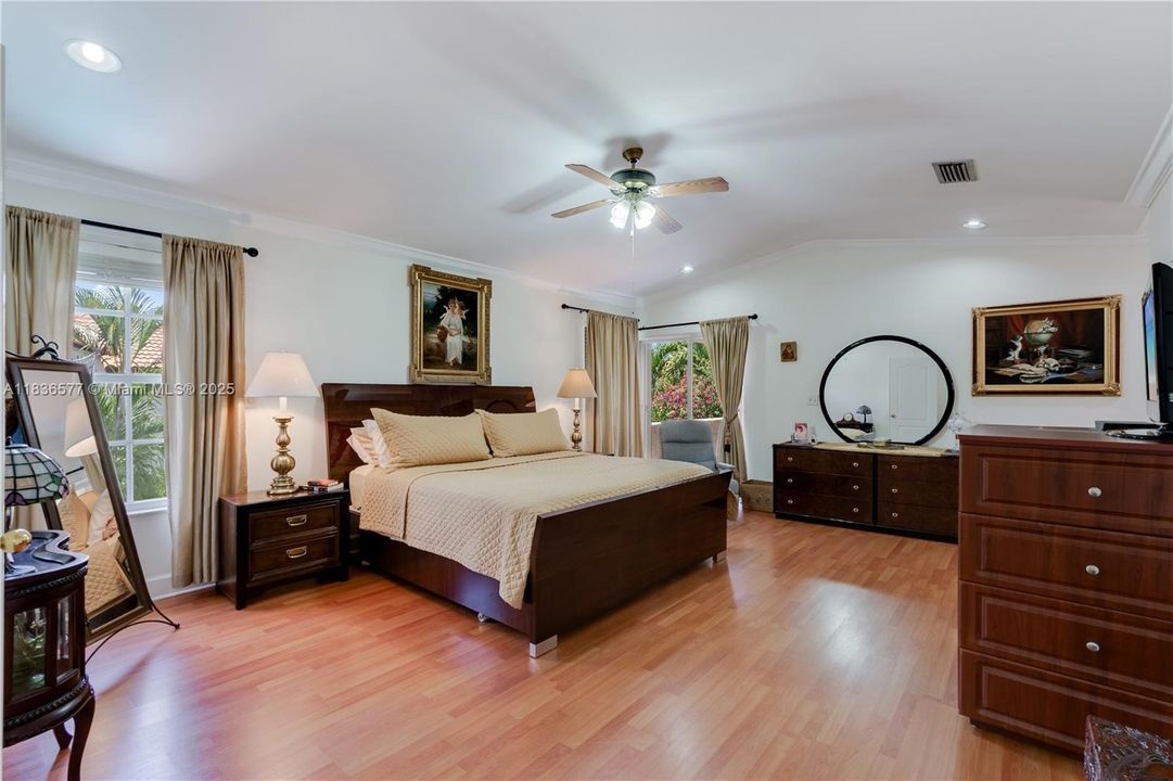 Recently Sold: $980,000 (5 beds, 3 baths, 3621 Square Feet)