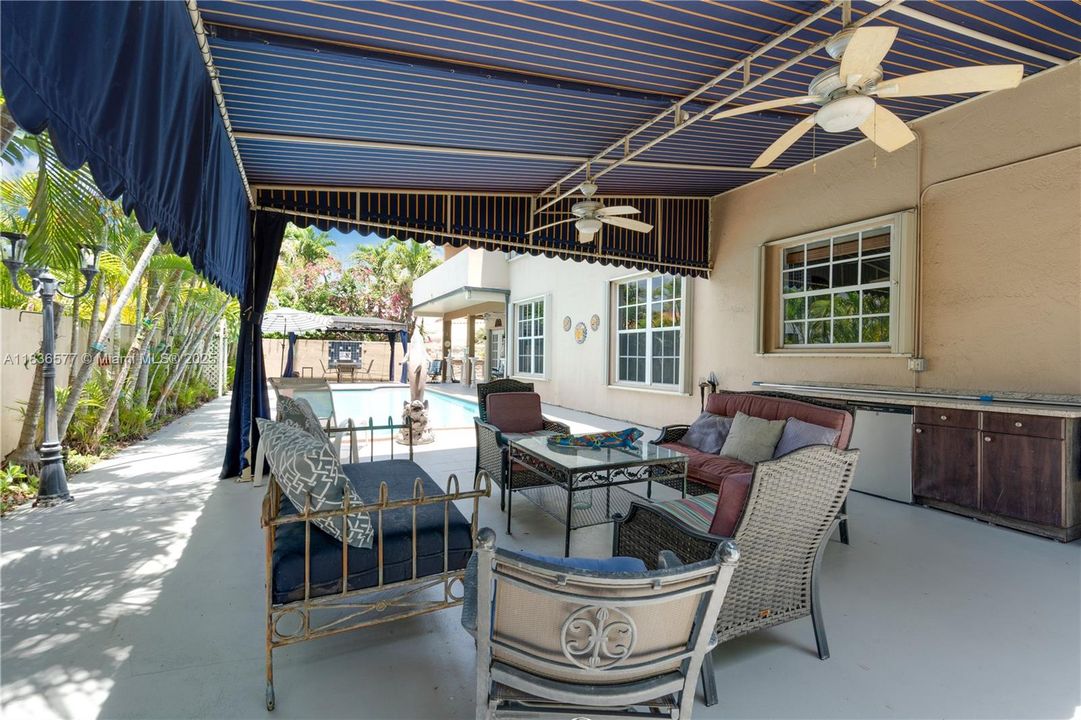 Recently Sold: $980,000 (5 beds, 3 baths, 3621 Square Feet)