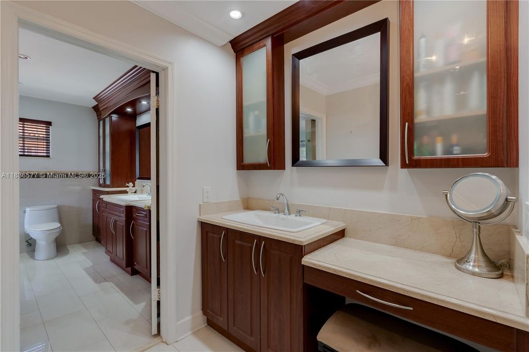 Recently Sold: $980,000 (5 beds, 3 baths, 3621 Square Feet)