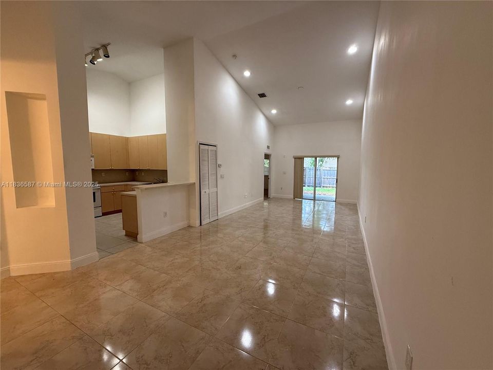 Под контрактом: $309,000 (2 спален, 2 ванн, 1057 Квадратных фут)