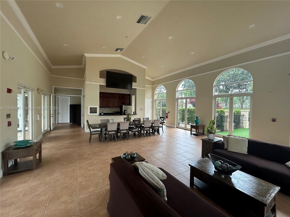 Под контрактом: $309,000 (2 спален, 2 ванн, 1057 Квадратных фут)