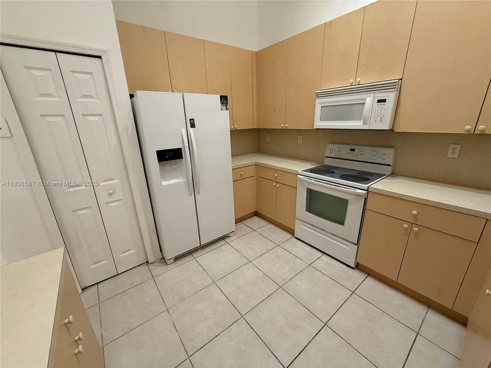 Под контрактом: $309,000 (2 спален, 2 ванн, 1057 Квадратных фут)