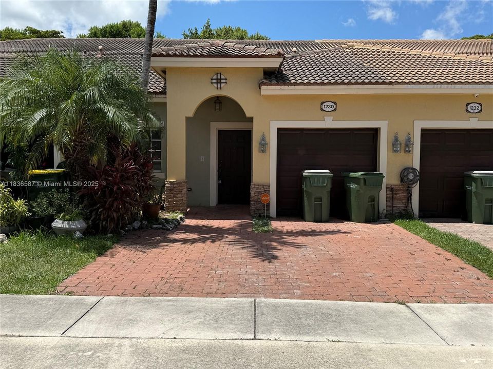 Под контрактом: $309,000 (2 спален, 2 ванн, 1057 Квадратных фут)