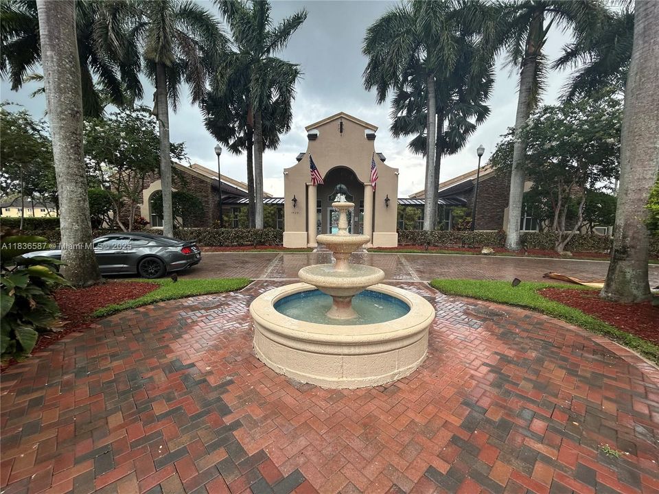 Под контрактом: $309,000 (2 спален, 2 ванн, 1057 Квадратных фут)