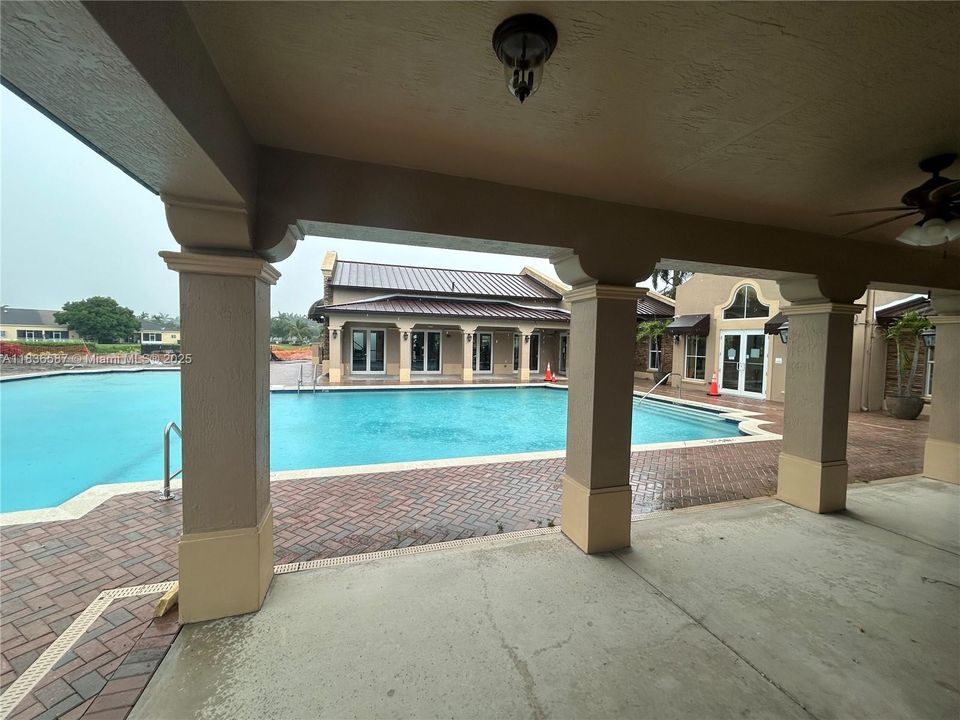 Под контрактом: $309,000 (2 спален, 2 ванн, 1057 Квадратных фут)