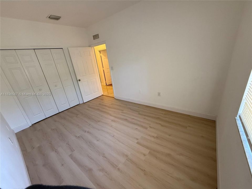 Под контрактом: $309,000 (2 спален, 2 ванн, 1057 Квадратных фут)