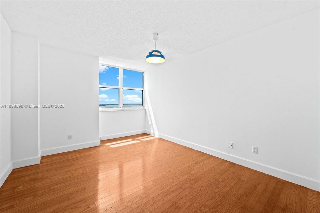 Недавно продано: $520,000 (2 спален, 2 ванн, 1065 Квадратных фут)