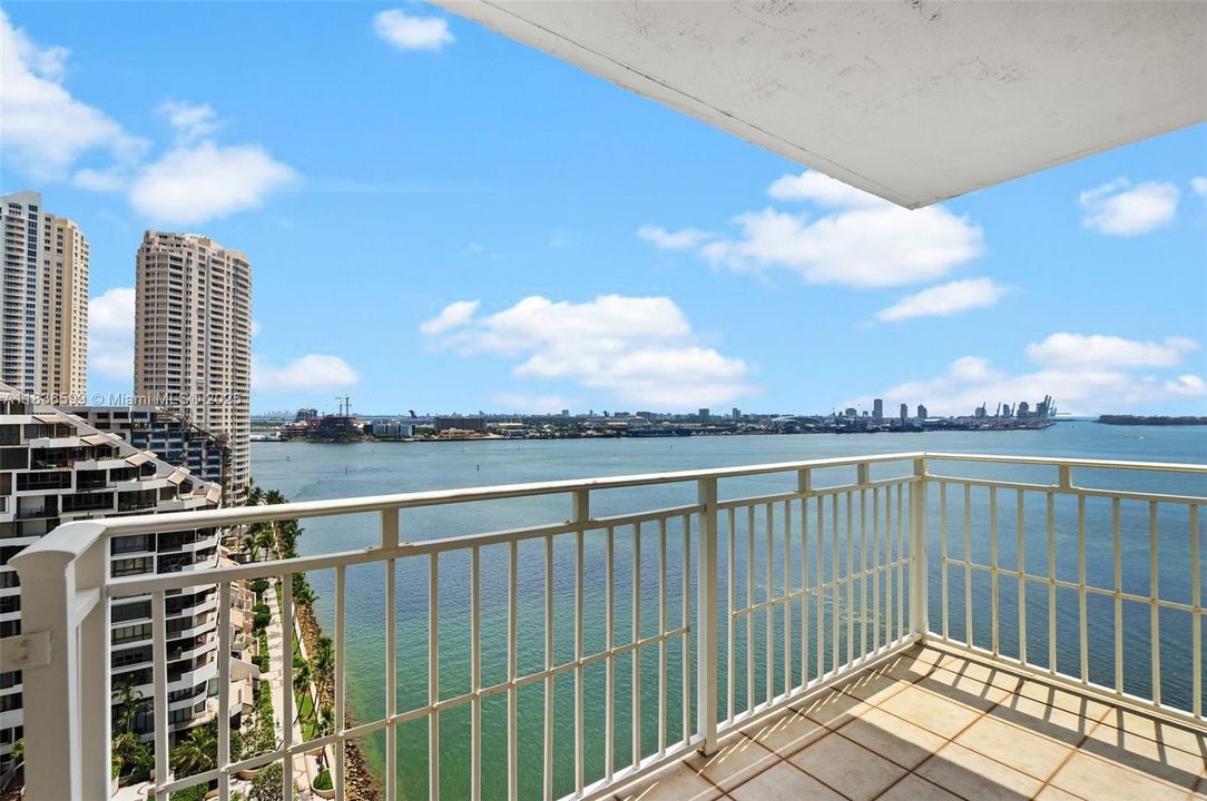 Недавно продано: $520,000 (2 спален, 2 ванн, 1065 Квадратных фут)