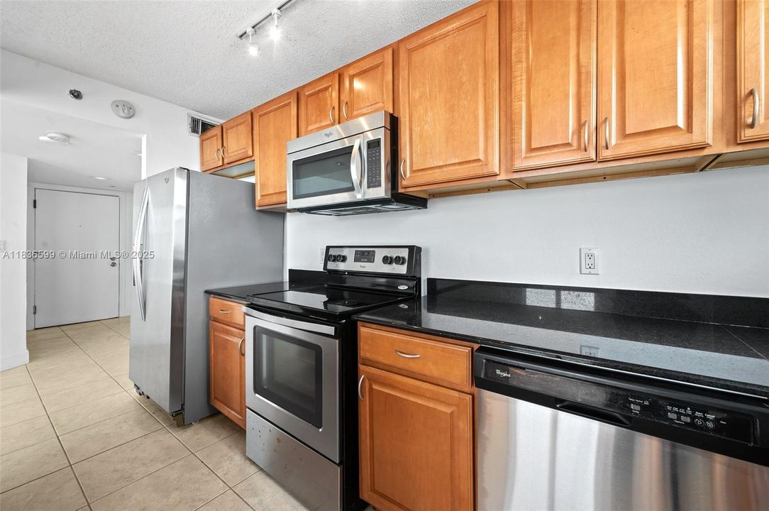 Недавно продано: $520,000 (2 спален, 2 ванн, 1065 Квадратных фут)