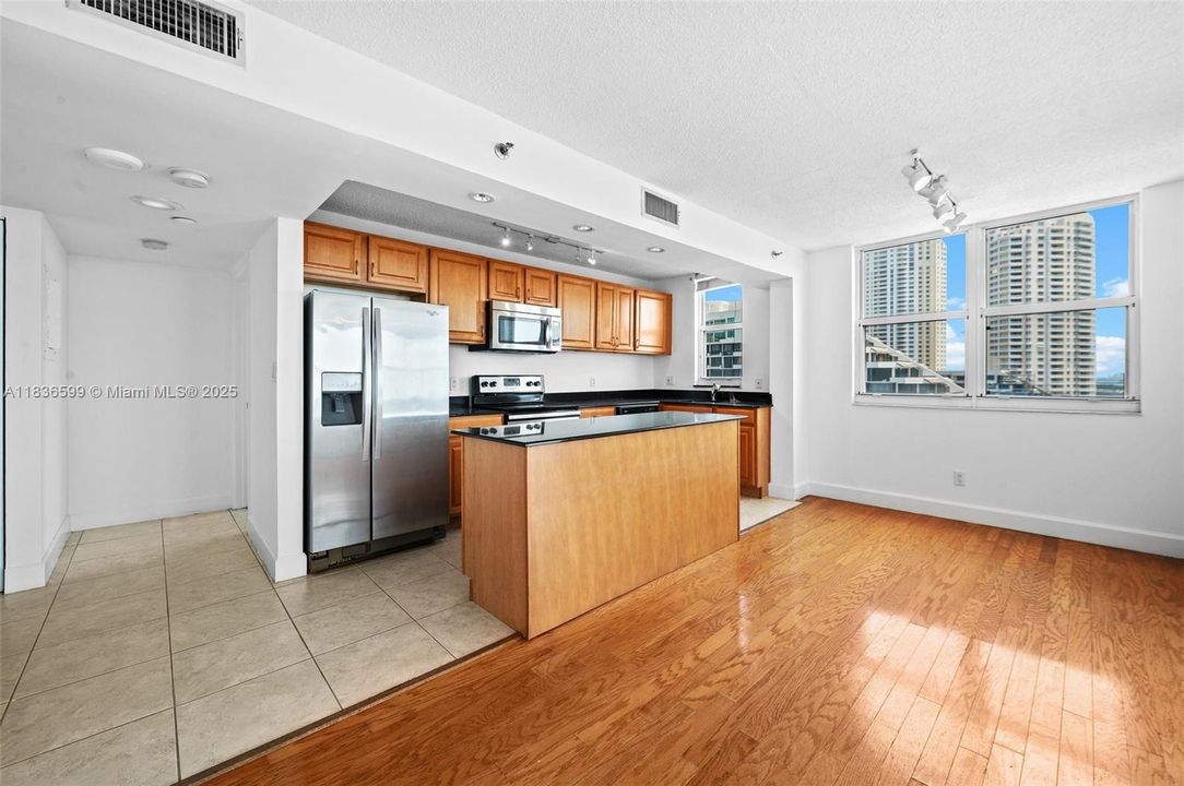 Недавно продано: $520,000 (2 спален, 2 ванн, 1065 Квадратных фут)