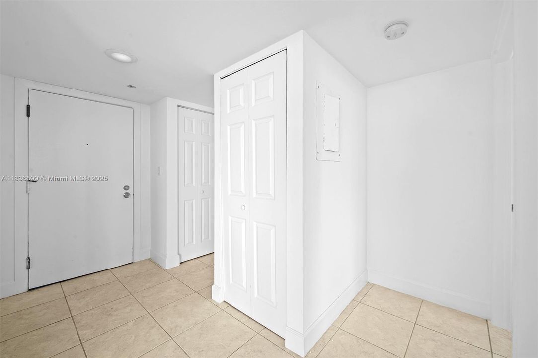 Недавно продано: $520,000 (2 спален, 2 ванн, 1065 Квадратных фут)