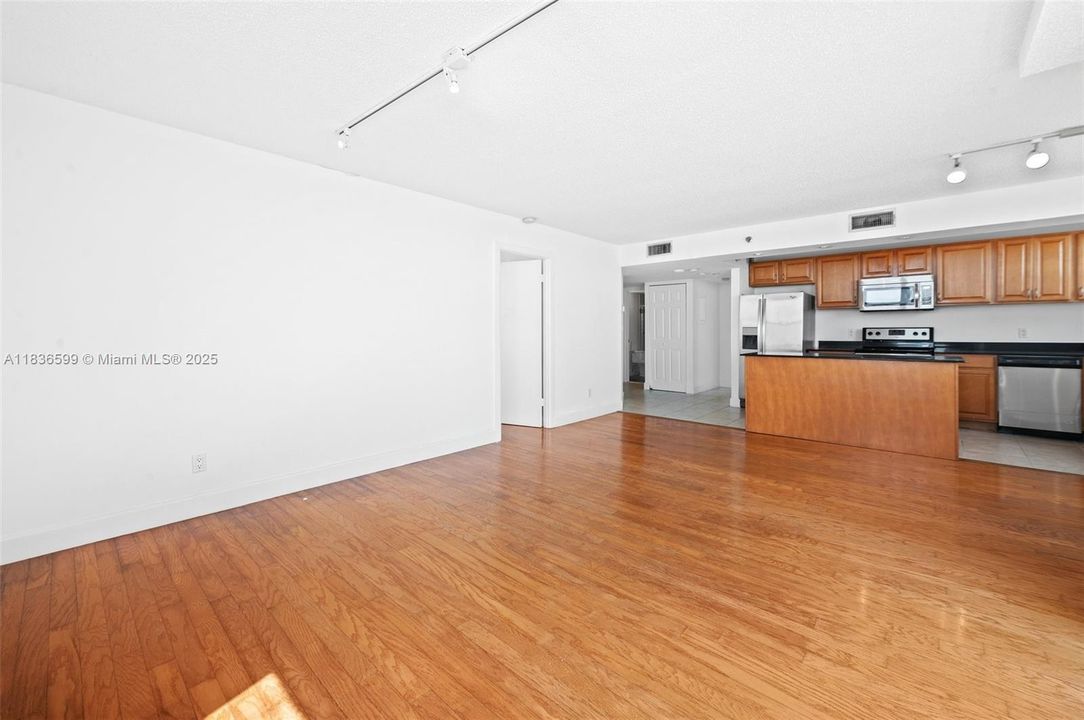 Недавно продано: $520,000 (2 спален, 2 ванн, 1065 Квадратных фут)