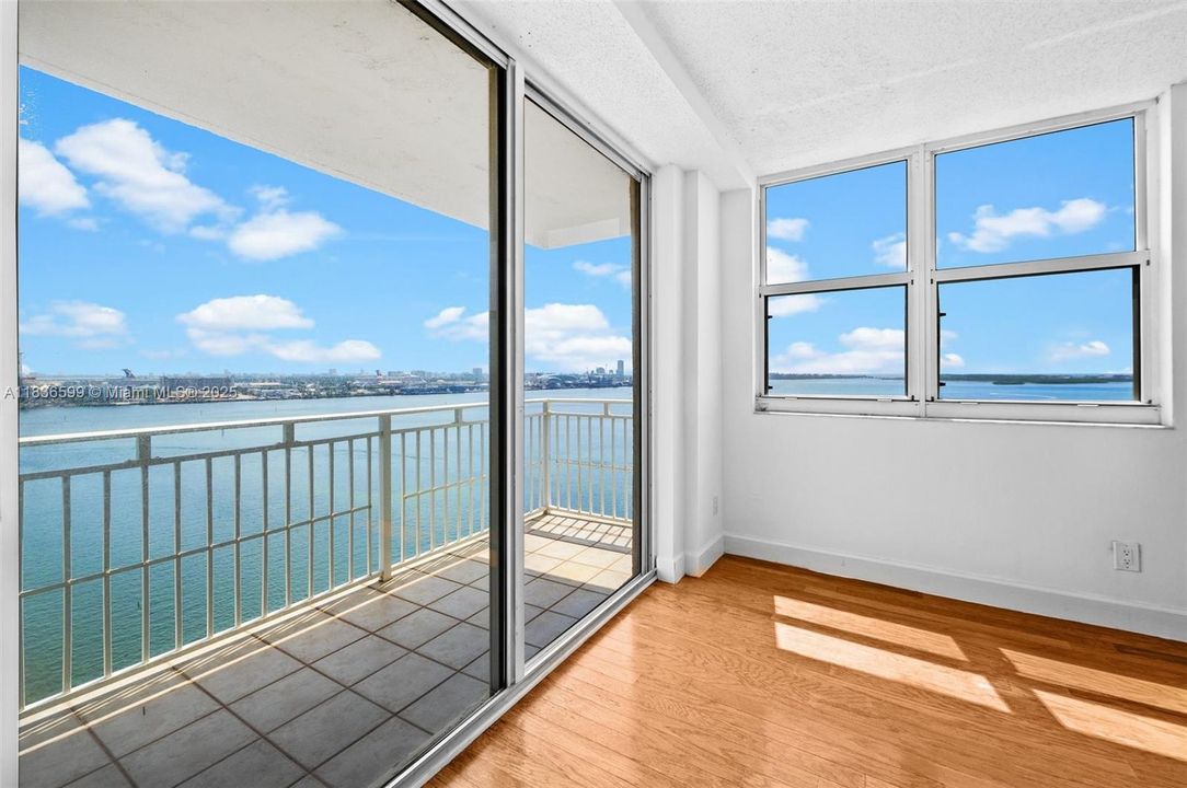 Недавно продано: $520,000 (2 спален, 2 ванн, 1065 Квадратных фут)