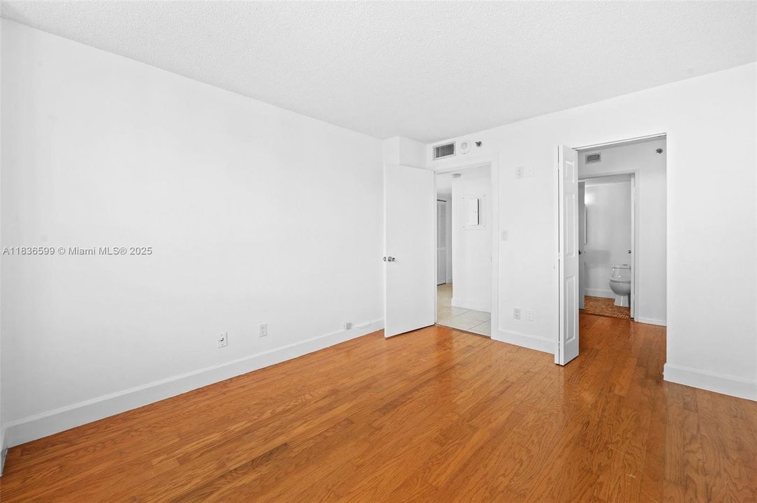 Недавно продано: $520,000 (2 спален, 2 ванн, 1065 Квадратных фут)