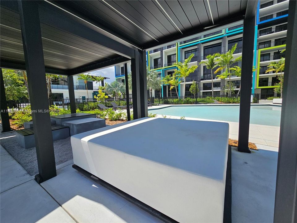 For Rent: $3,205 (2 beds, 2 baths, 1015 Square Feet)