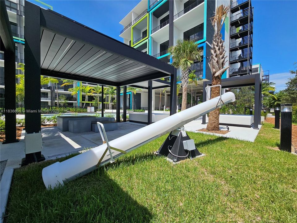 For Rent: $3,205 (2 beds, 2 baths, 1015 Square Feet)